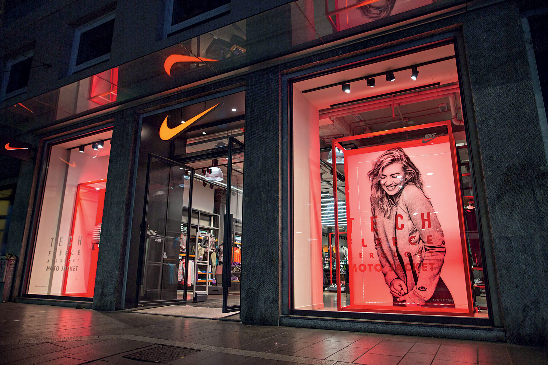 Le vetrine dello store Nike di Milano allestite con stampe digitali di grande formato da Colorzenith