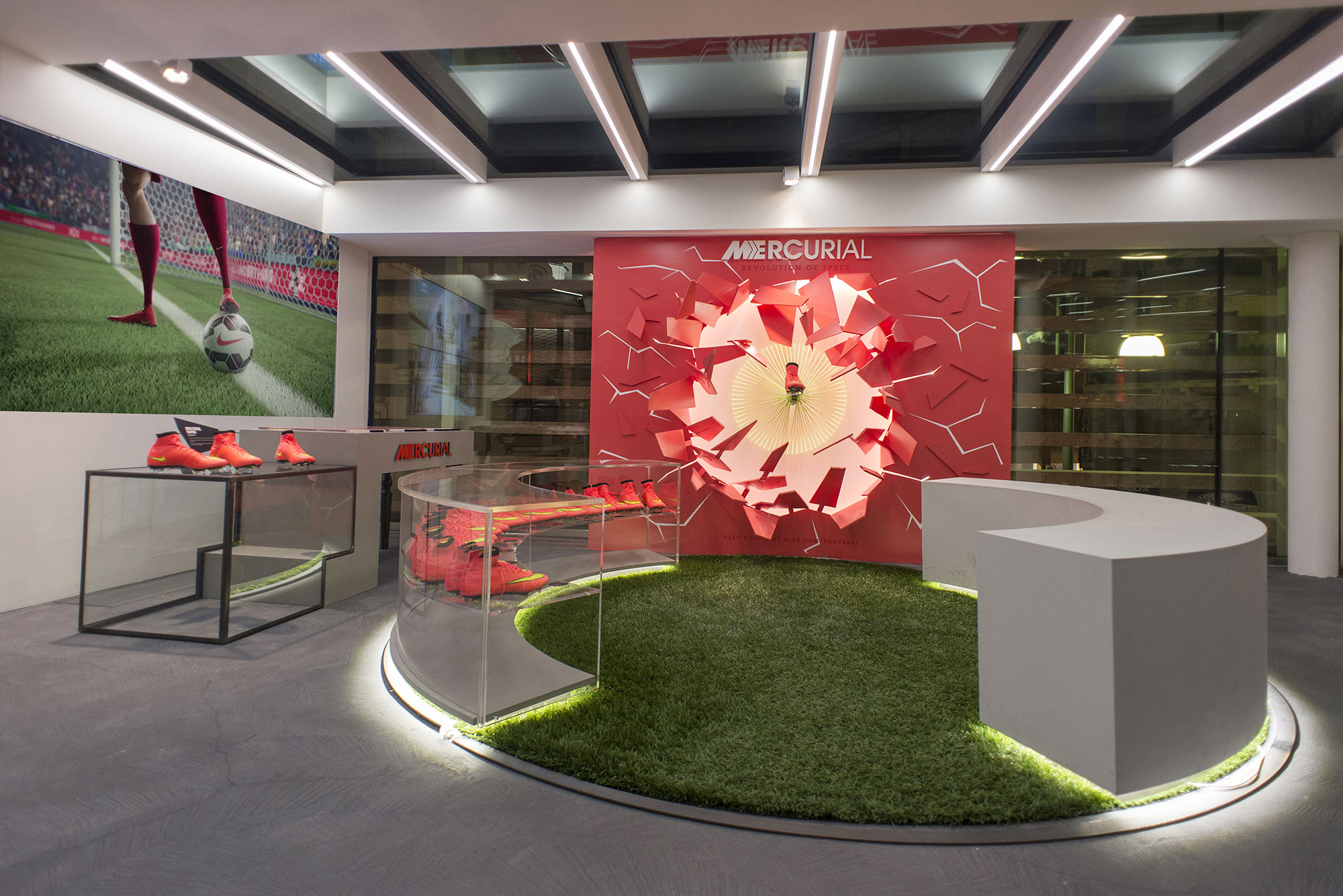 Zona dello store allestita con stampe digitali da Colorzenith per Nike Mercurial